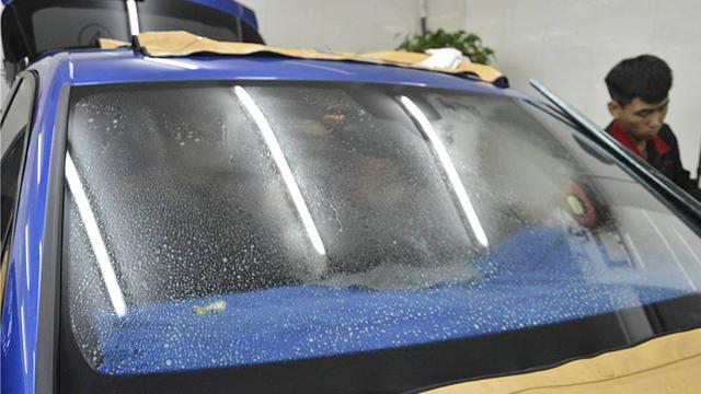 汽车后视窗贴膜起泡如何处理（窗膜起泡有大隐患）