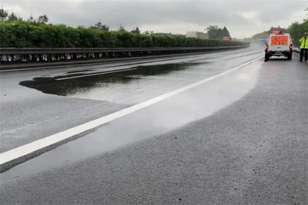 广州网友问：危险!雨天跑高速，警惕“水滑”现象!安全出行常识你都知道哪些？