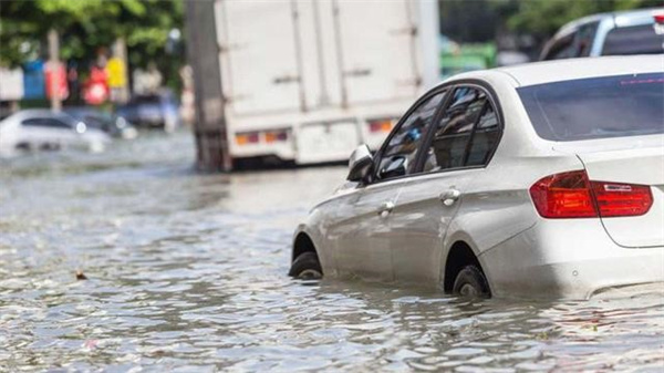 河南网友问：下雨天，汽车涉水应该注意什么问题，涉水后的注意事项不该存在的秘密是什么？